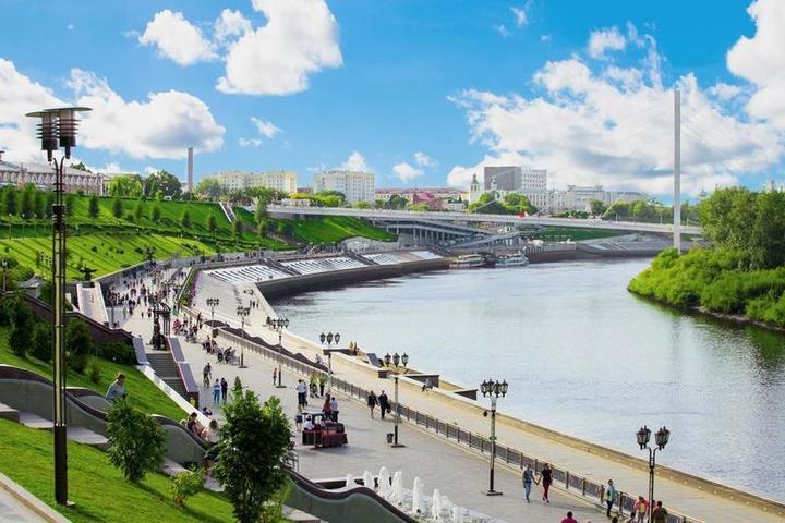 Набережная реки Тура и Мост «Влюбленных» (ул. Республики, 1) 